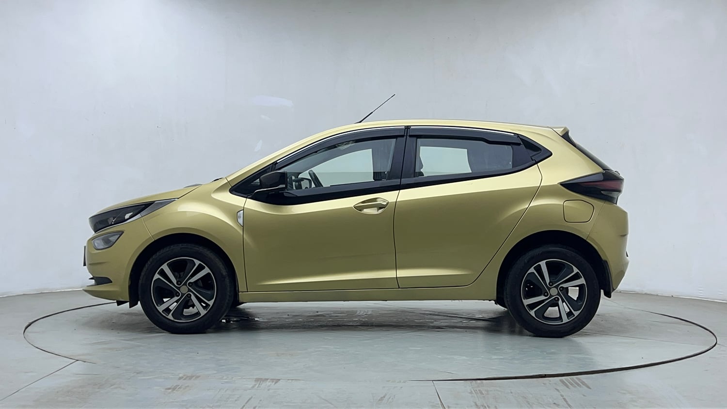 Used 2020 Tata Altroz XZ Petrol Petrol Manual exterior LEFT SIDE VIEW