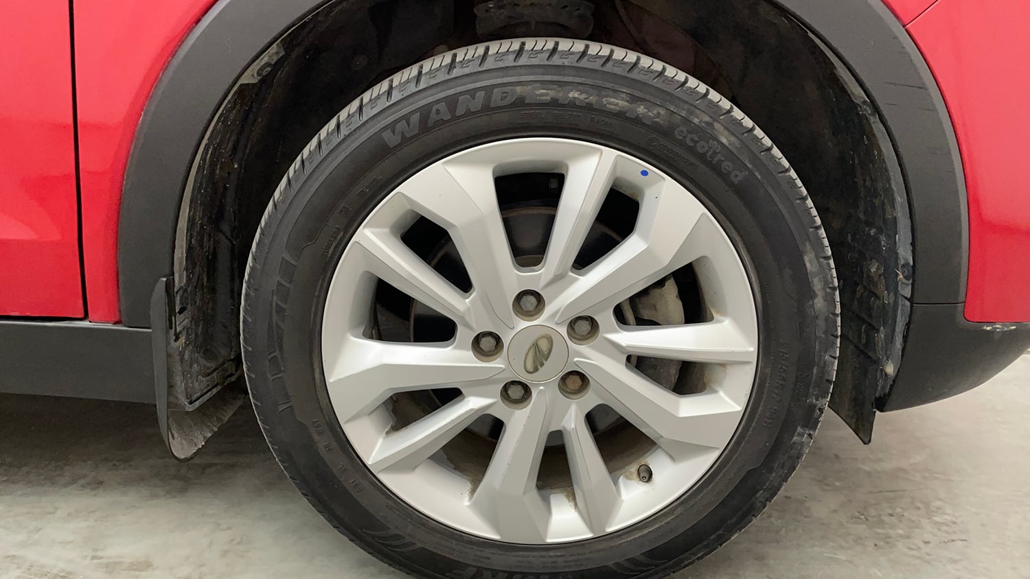 Used 2021 Mahindra XUV 300 W8 1.2 Petrol Petrol Manual tyres RIGHT FRONT TYRE RIM VIEW