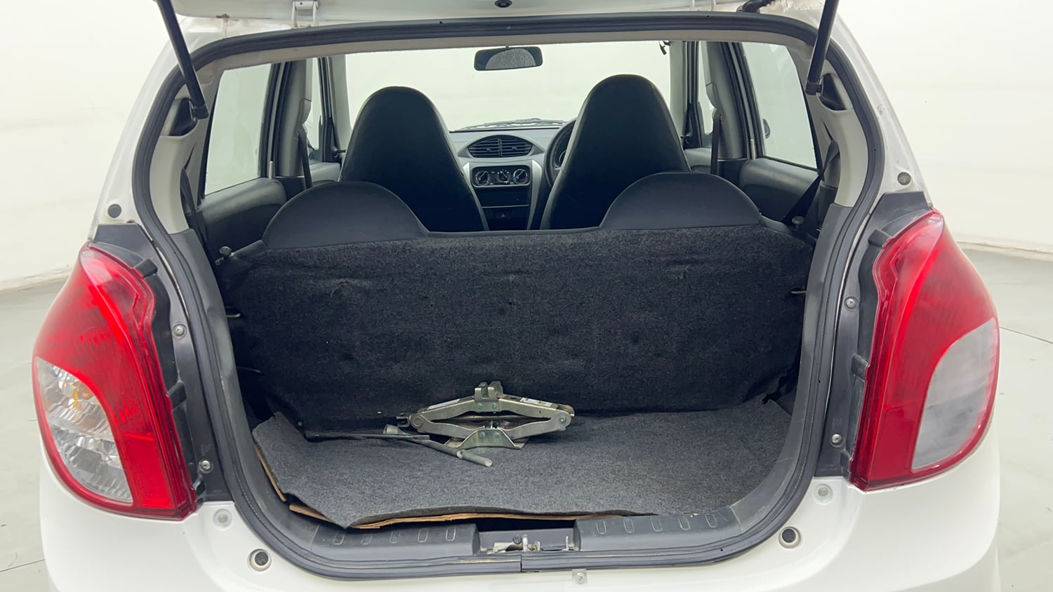 Used 2017 Maruti Suzuki Alto 800 LXi (O) Petrol Manual interior DICKY INSIDE VIEW