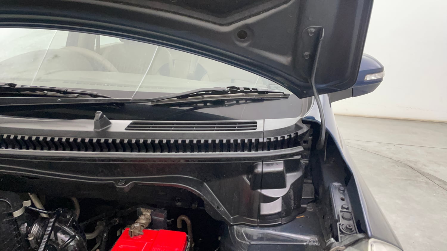 Used 2016 Maruti Suzuki Ertiga VXI AT Petrol Automatic engine ENGINE LEFT SIDE HINGE & APRON VIEW
