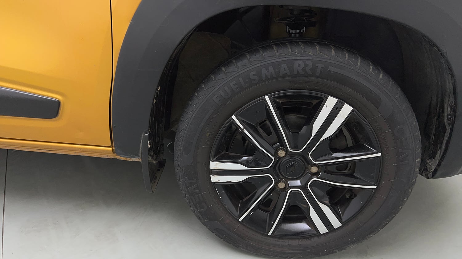Used 2022 Renault Kwid CLIMBER AMT Petrol Automatic tyres RIGHT FRONT TYRE RIM VIEW
