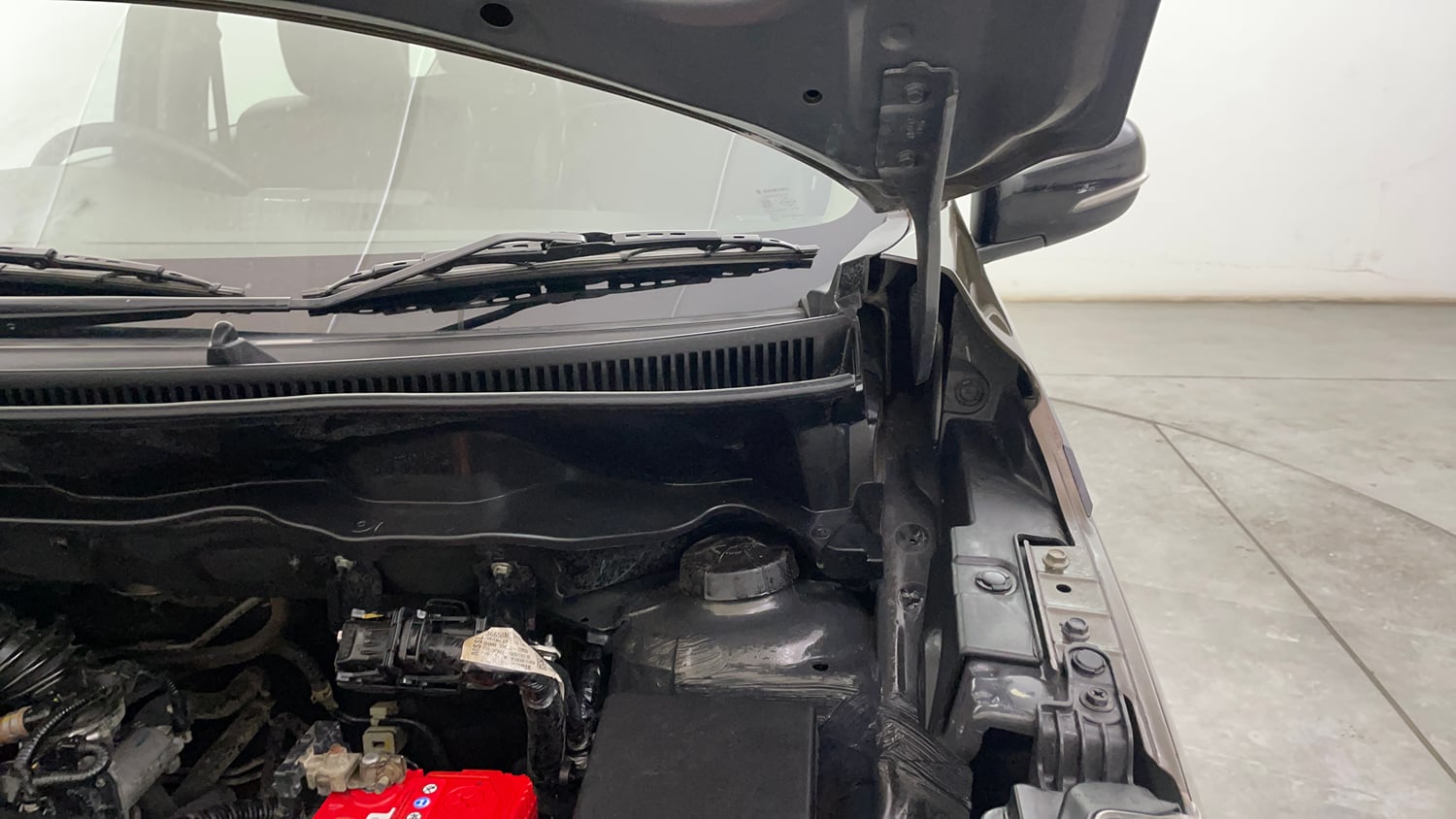 Used 2019 Maruti Suzuki XL6 Alpha AT Petrol Petrol Automatic engine ENGINE LEFT SIDE HINGE & APRON VIEW