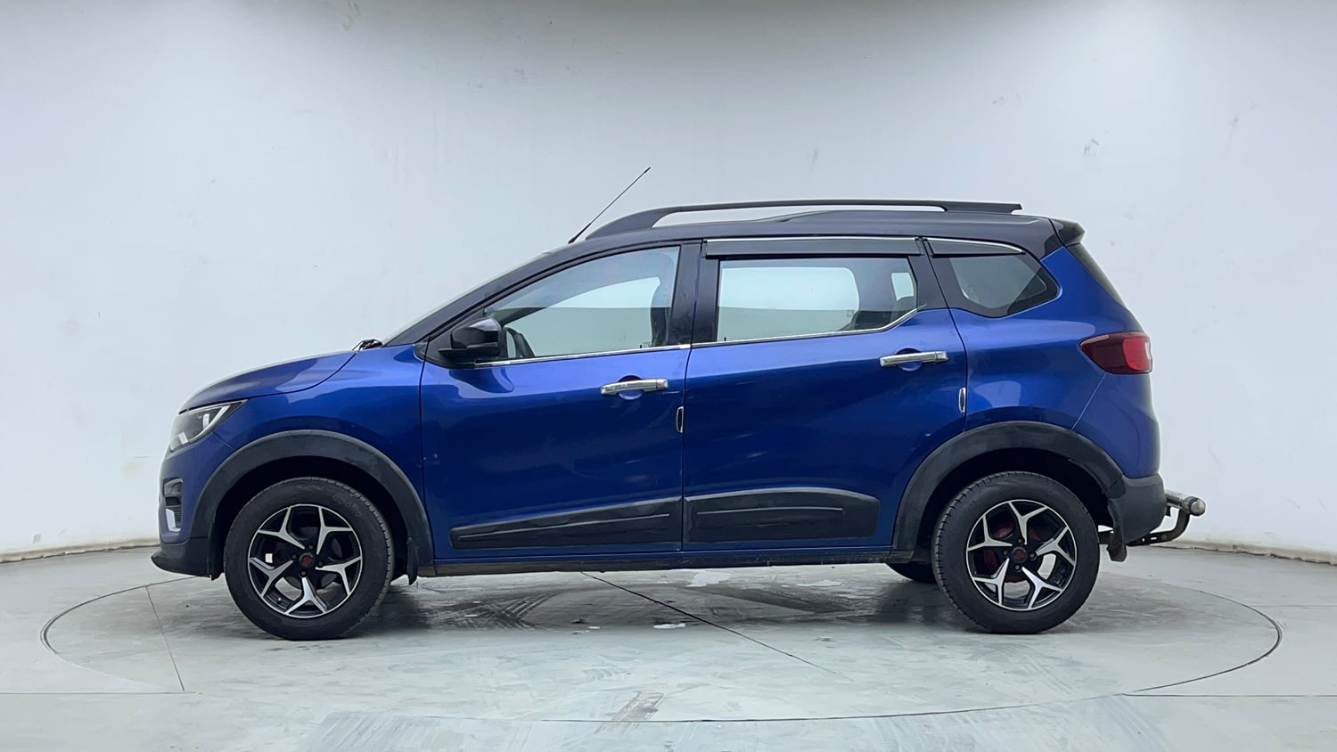 Used 2022 Renault Triber RXZ Dual Tone Petrol Manual exterior LEFT SIDE VIEW