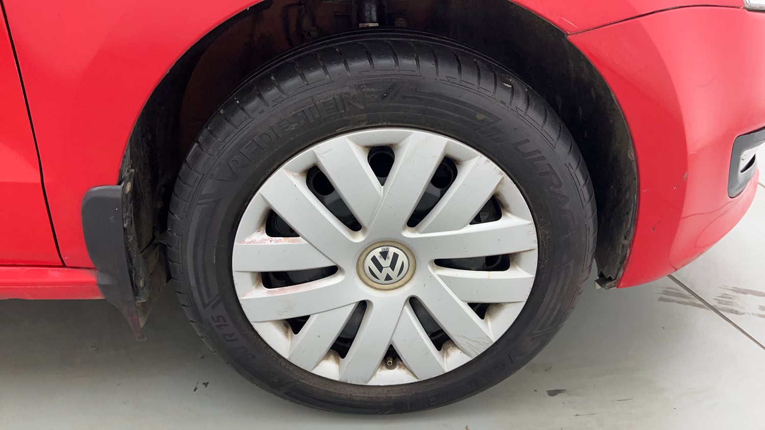 Used 2014 Volkswagen Polo Comfortline 1.2L (P) Petrol Manual tyres RIGHT FRONT TYRE RIM VIEW