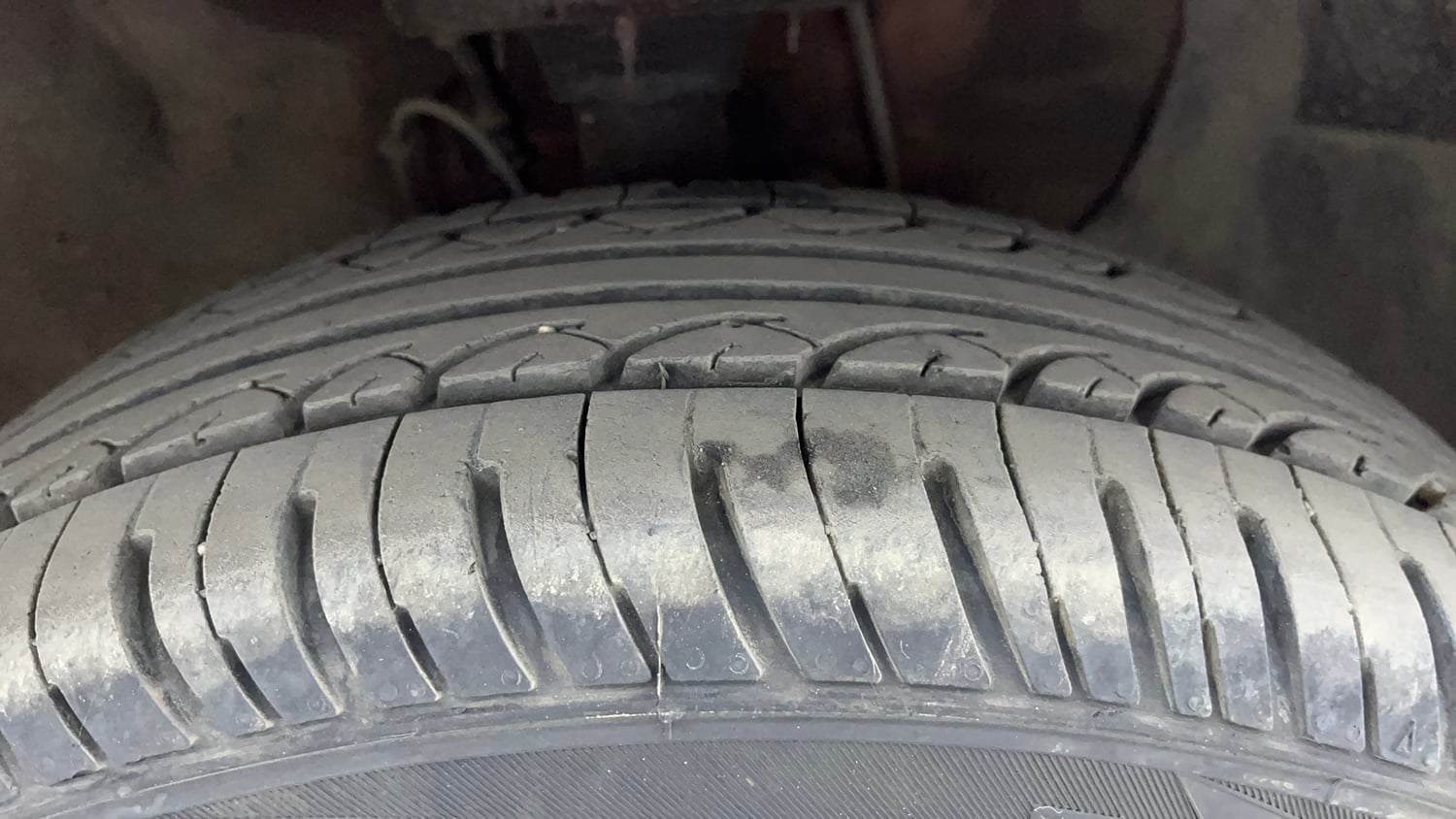 Used 2017 Hyundai Elite i20 Sportz 1.2 Petrol Manual tyres RIGHT FRONT TYRE TREAD VIEW