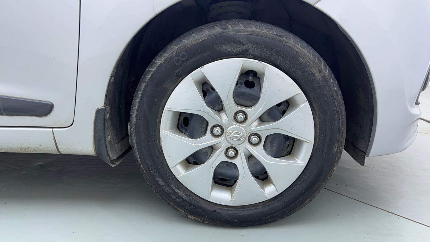 Used 2014 Hyundai Xcent S 1.2 Petrol Manual tyres RIGHT FRONT TYRE RIM VIEW