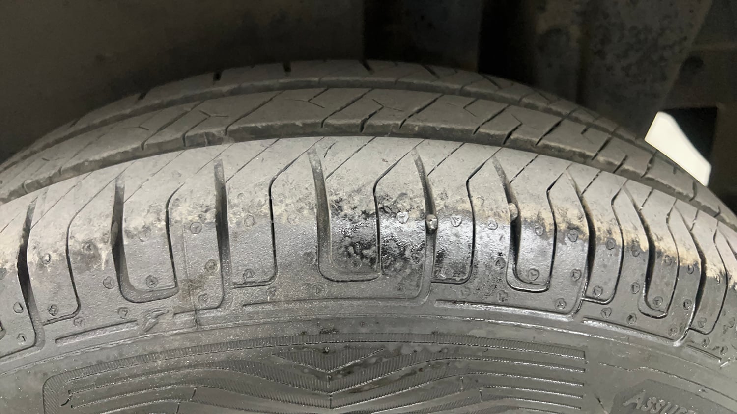 Used 2014 Maruti Suzuki Swift VXi Petrol Manual tyres LEFT REAR TYRE TREAD VIEW