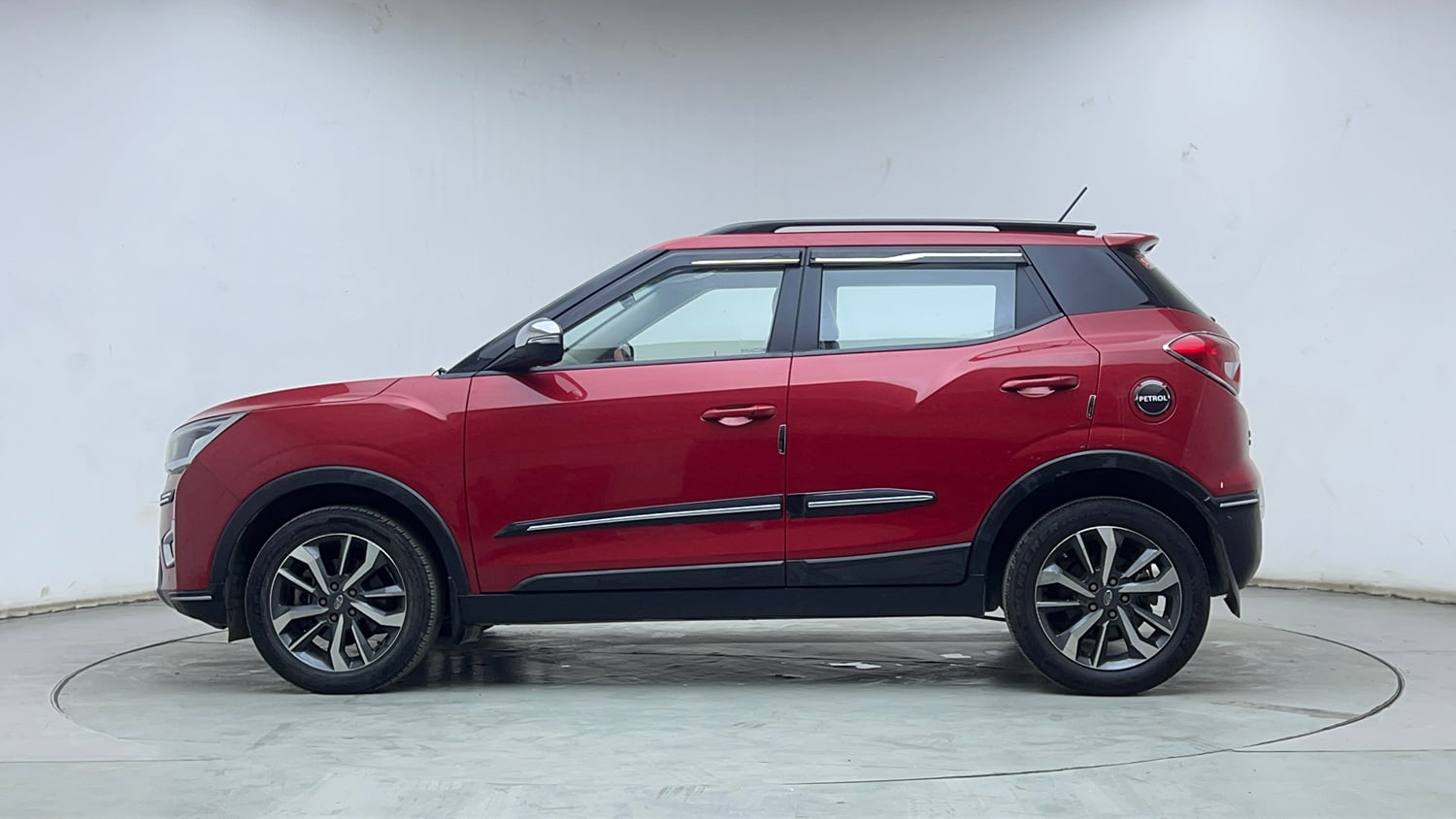 Used 2021 Mahindra XUV 300 W8 (O) 1.2 Petrol AMT Petrol Automatic exterior LEFT SIDE VIEW