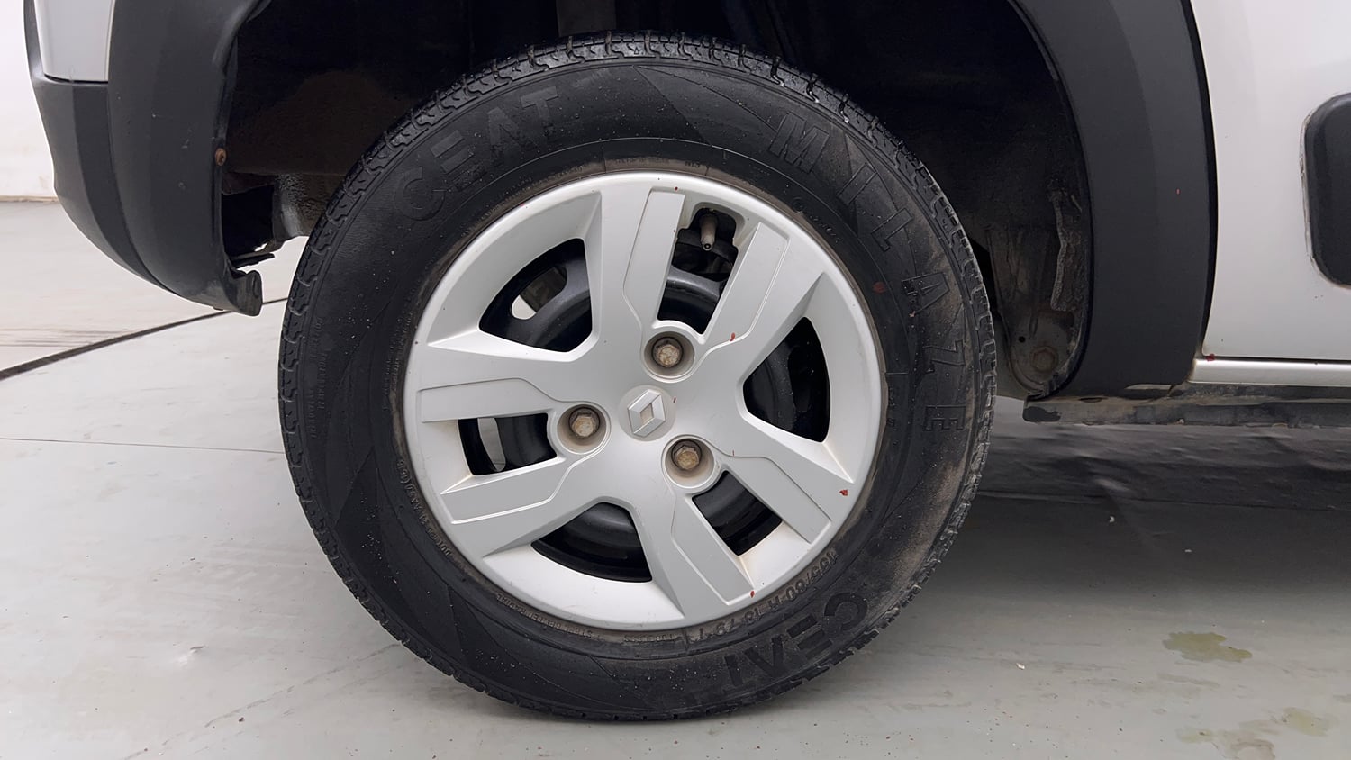 Used 2016 Renault Kwid RXT Petrol Manual tyres RIGHT REAR TYRE RIM VIEW