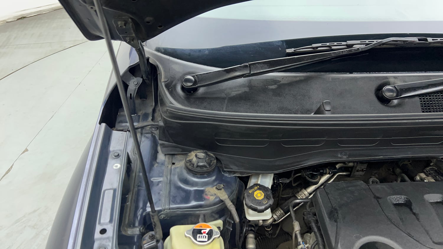 Used 2019 hyundai Venue SX 1.0 Turbo Petrol Petrol Manual engine ENGINE RIGHT SIDE HINGE & APRON VIEW