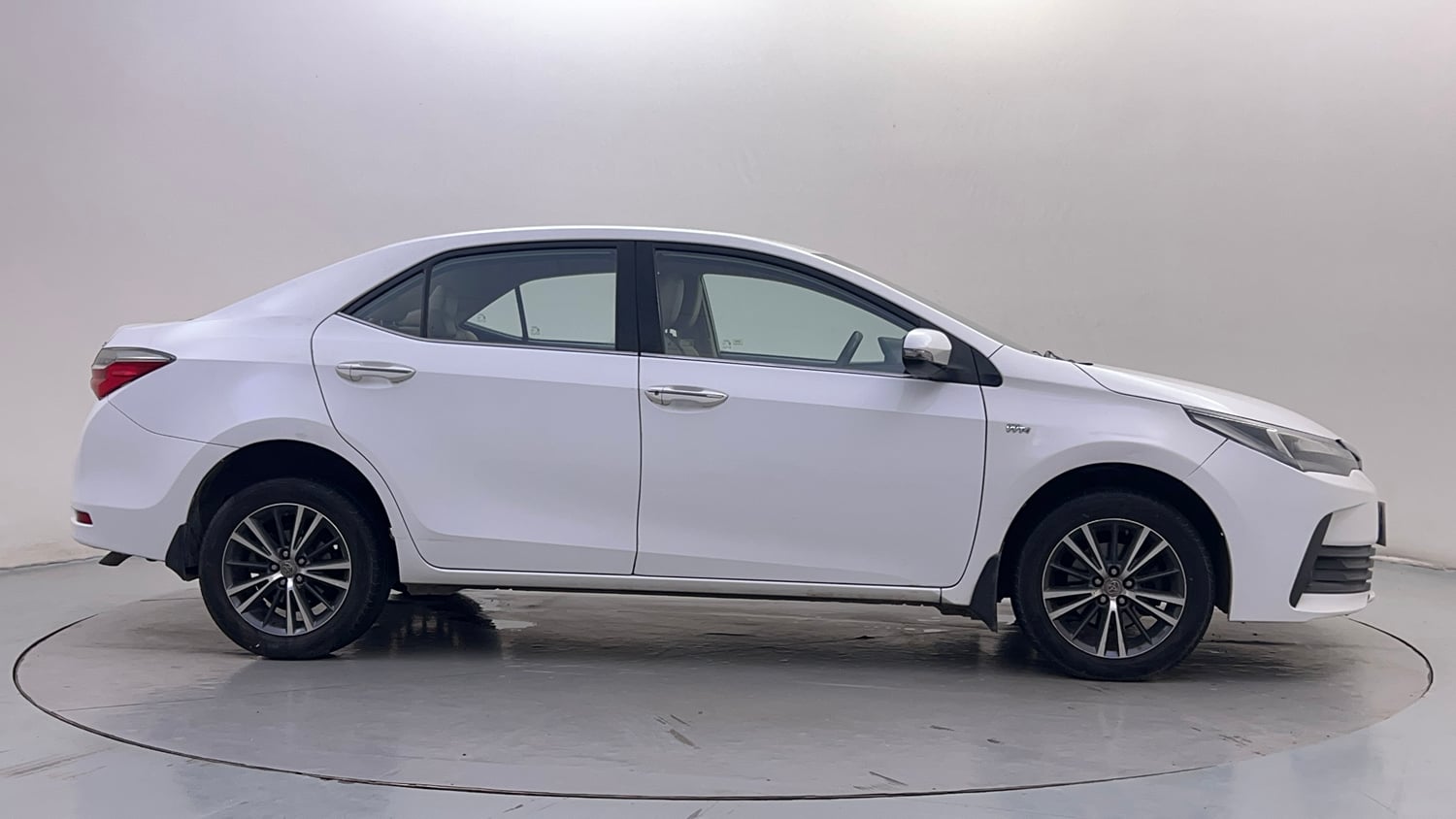 Used 2018 Toyota Corolla Altis VL CVT Petrol Petrol Automatic exterior RIGHT SIDE VIEW