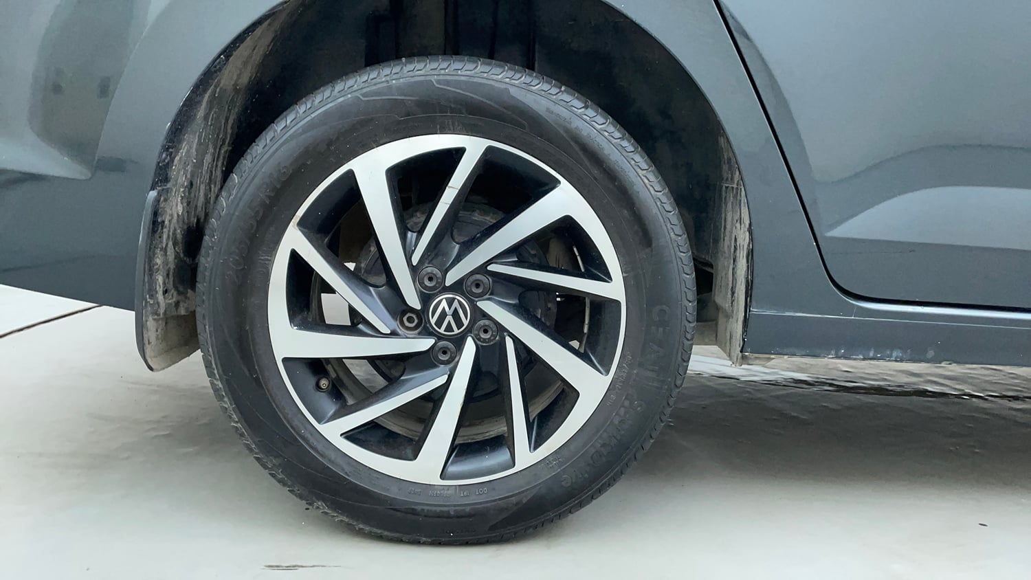 Used 2022 Volkswagen Virtus Topline 1.0 TSI AT Petrol Automatic tyres RIGHT REAR TYRE RIM VIEW