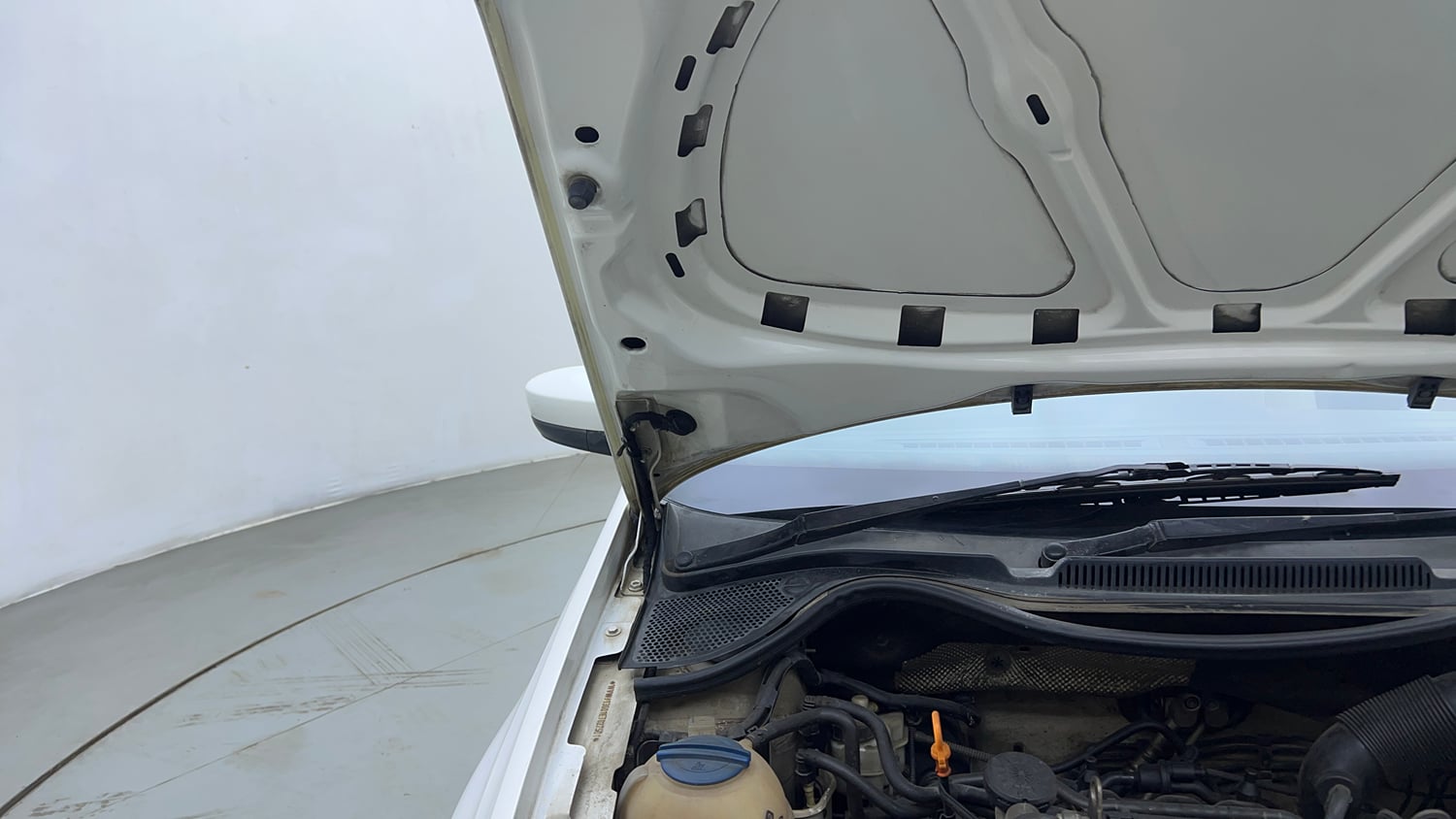 Used 2013 Volkswagen Polo Highline1.2L (P) Petrol Manual engine ENGINE RIGHT SIDE HINGE & APRON VIEW