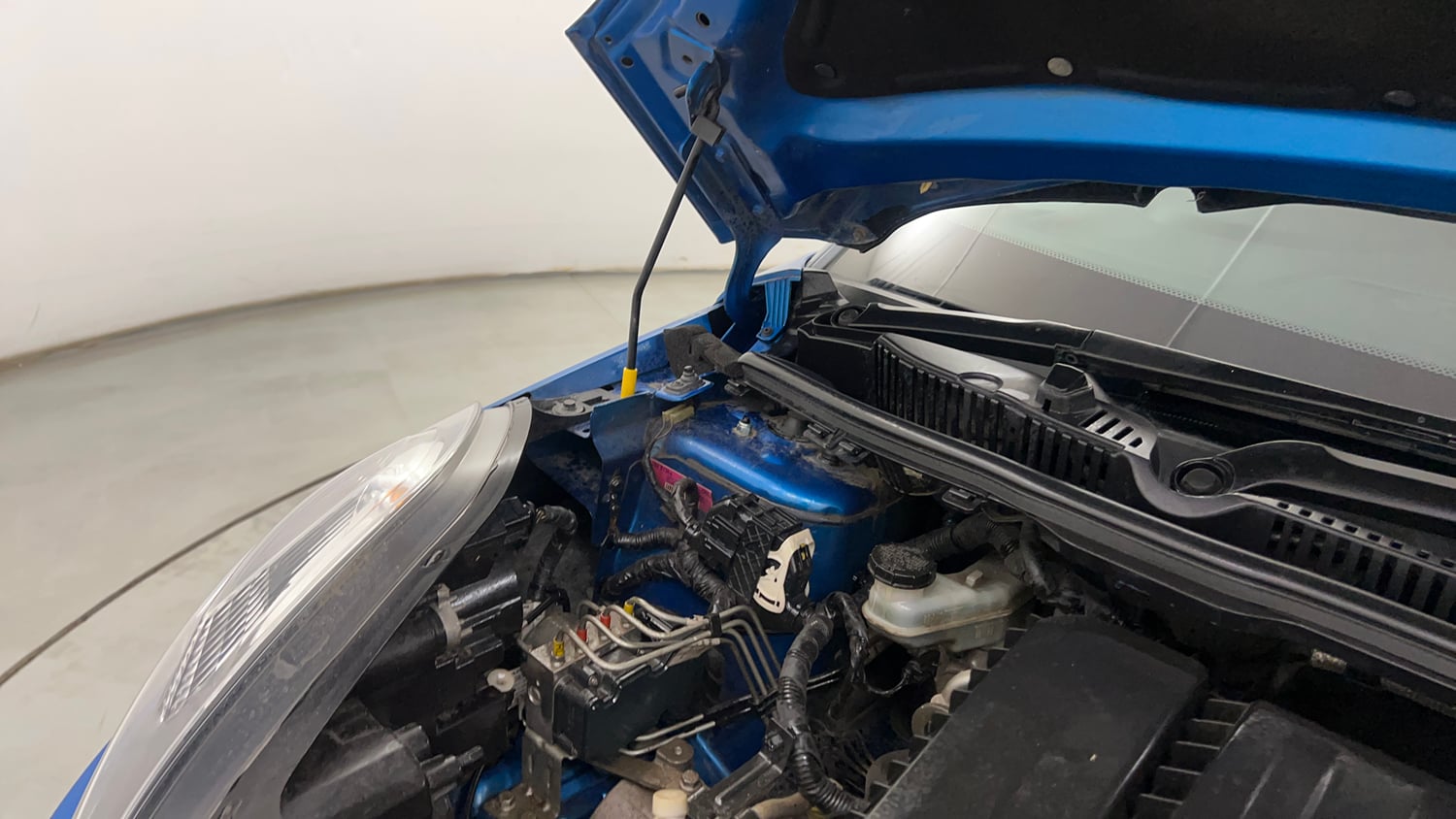 Used 2018 Tata Nexon XZ Plus Diesel Diesel Manual engine ENGINE RIGHT SIDE HINGE & APRON VIEW