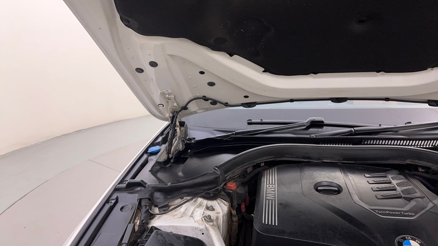 Used 2022 BMW 5 Series Carbon Edition Petrol Automatic engine ENGINE RIGHT SIDE HINGE & APRON VIEW