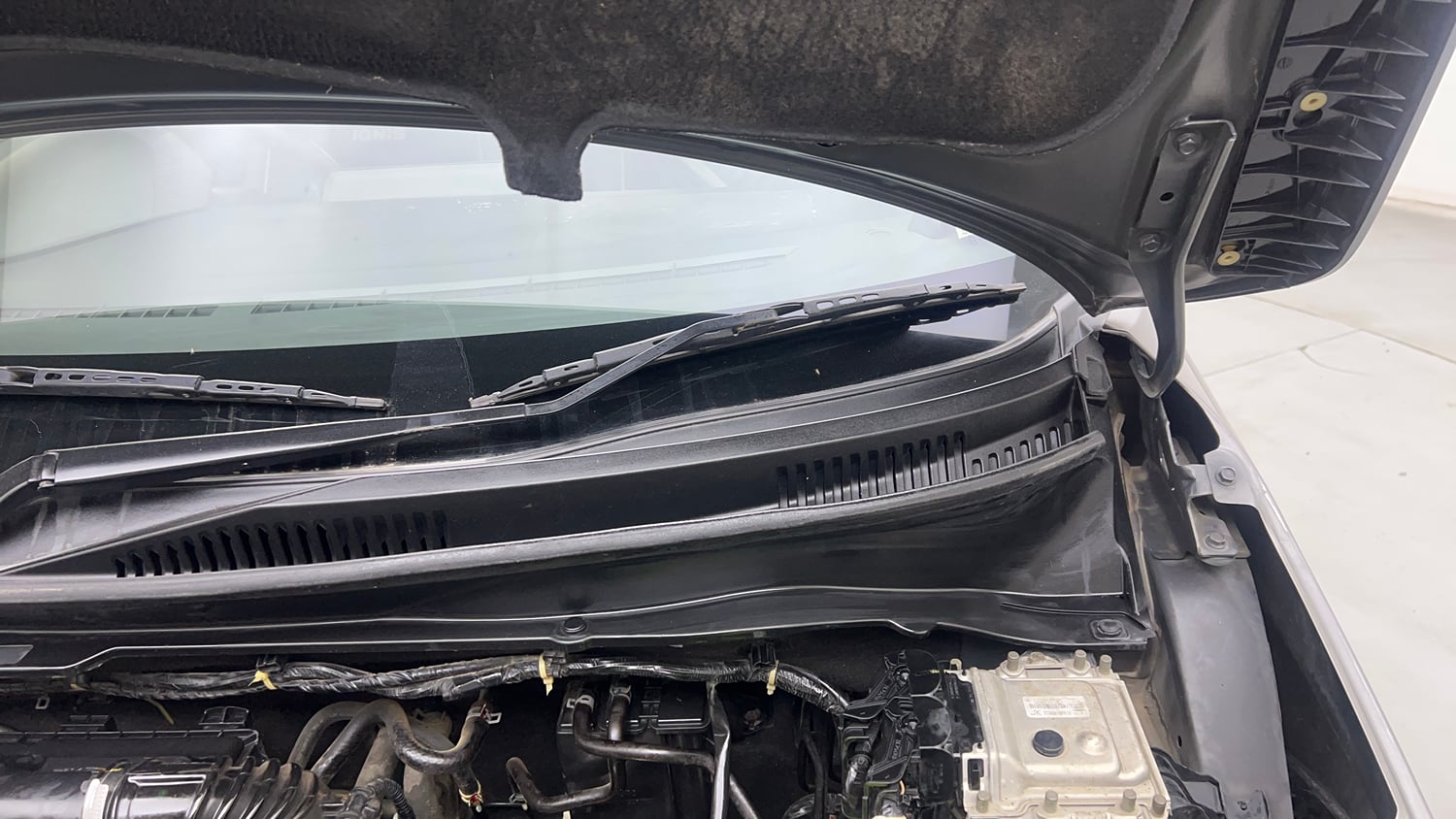 Used 2018 Maruti Suzuki Ignis Delta 1.2 AMT Petrol Automatic engine ENGINE LEFT SIDE HINGE & APRON VIEW