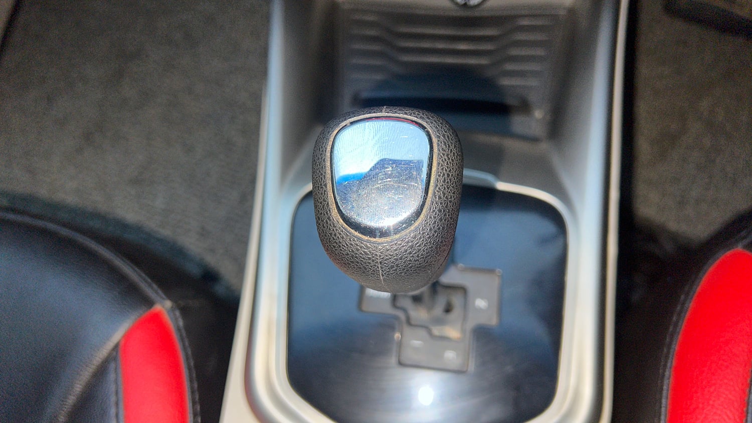 Used 2021 Mahindra XUV 300 W8 (O) 1.2 Petrol AMT Petrol Automatic interior GEAR  KNOB VIEW