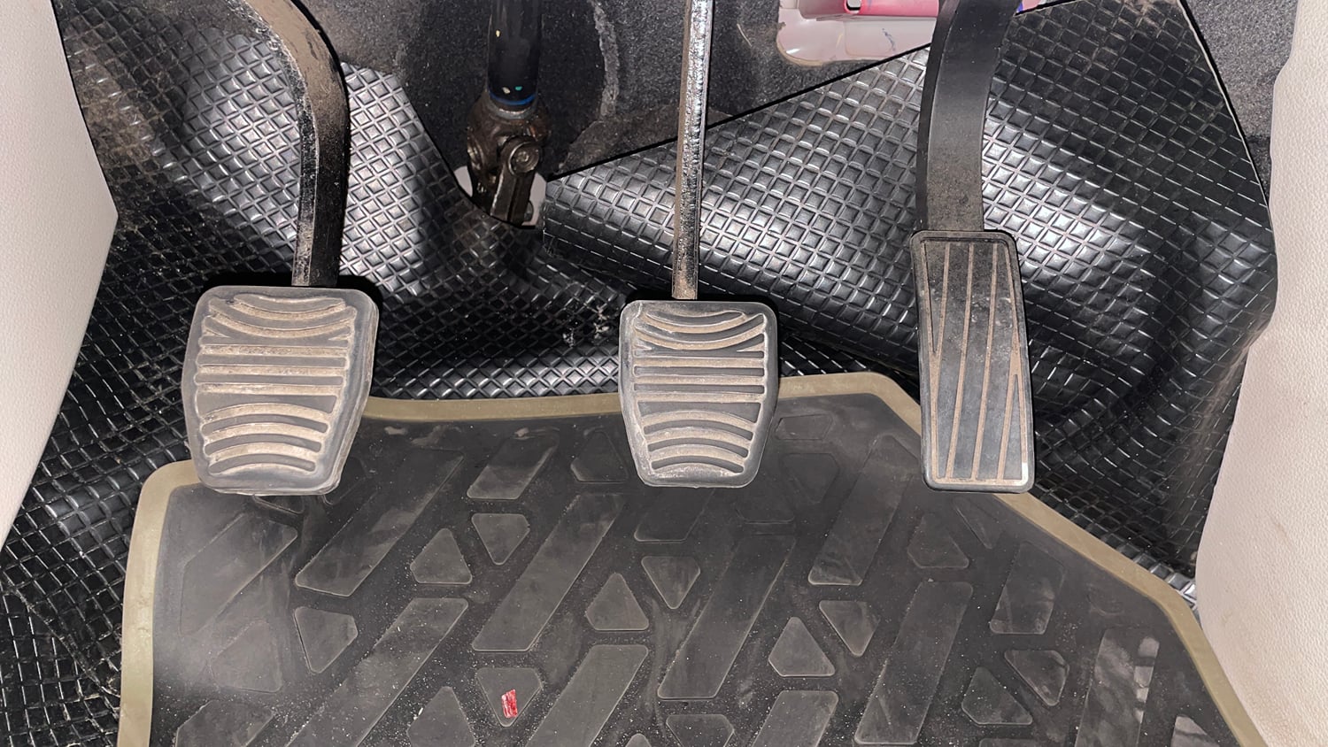 Used 2021 Mahindra XUV 300 W8 1.2 Petrol Petrol Manual interior PEDALS VIEW