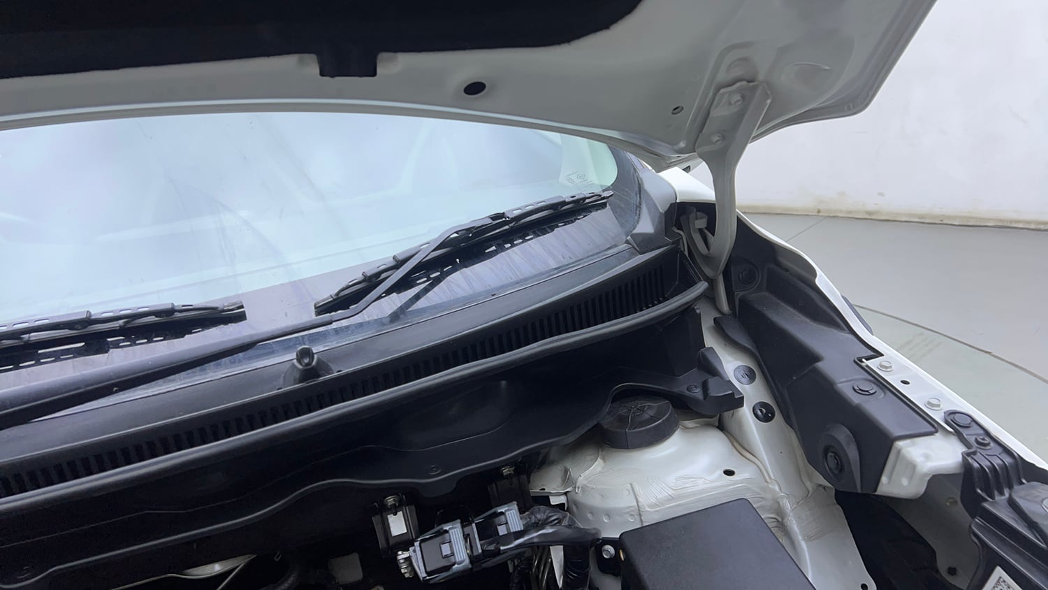 Used 2024 Maruti Suzuki XL6 Zeta MT Petrol Petrol Manual engine ENGINE LEFT SIDE HINGE & APRON VIEW