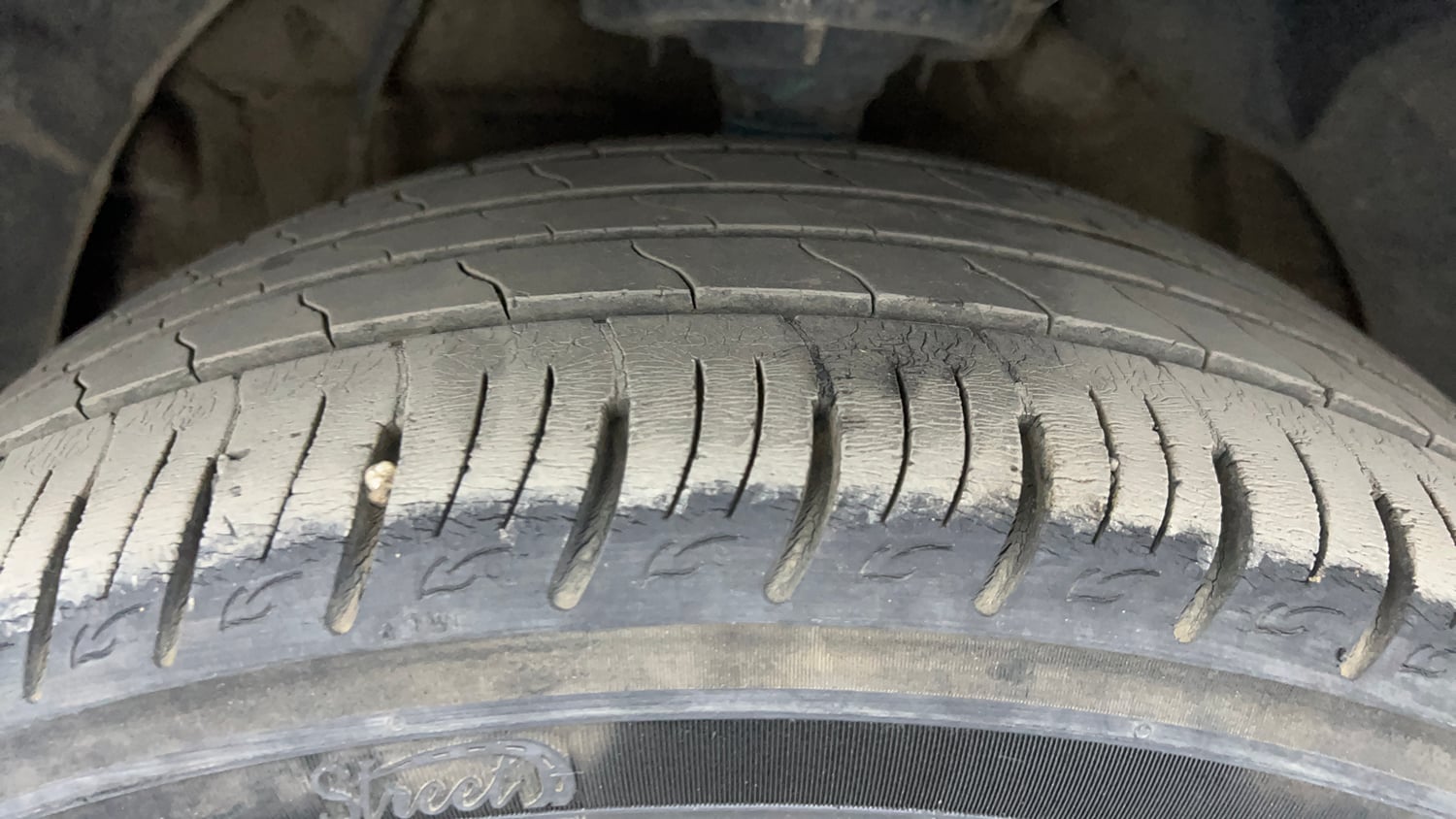 Used 2021 Mahindra XUV 300 W8 (O) 1.2 Petrol AMT Petrol Automatic tyres LEFT FRONT TYRE TREAD VIEW