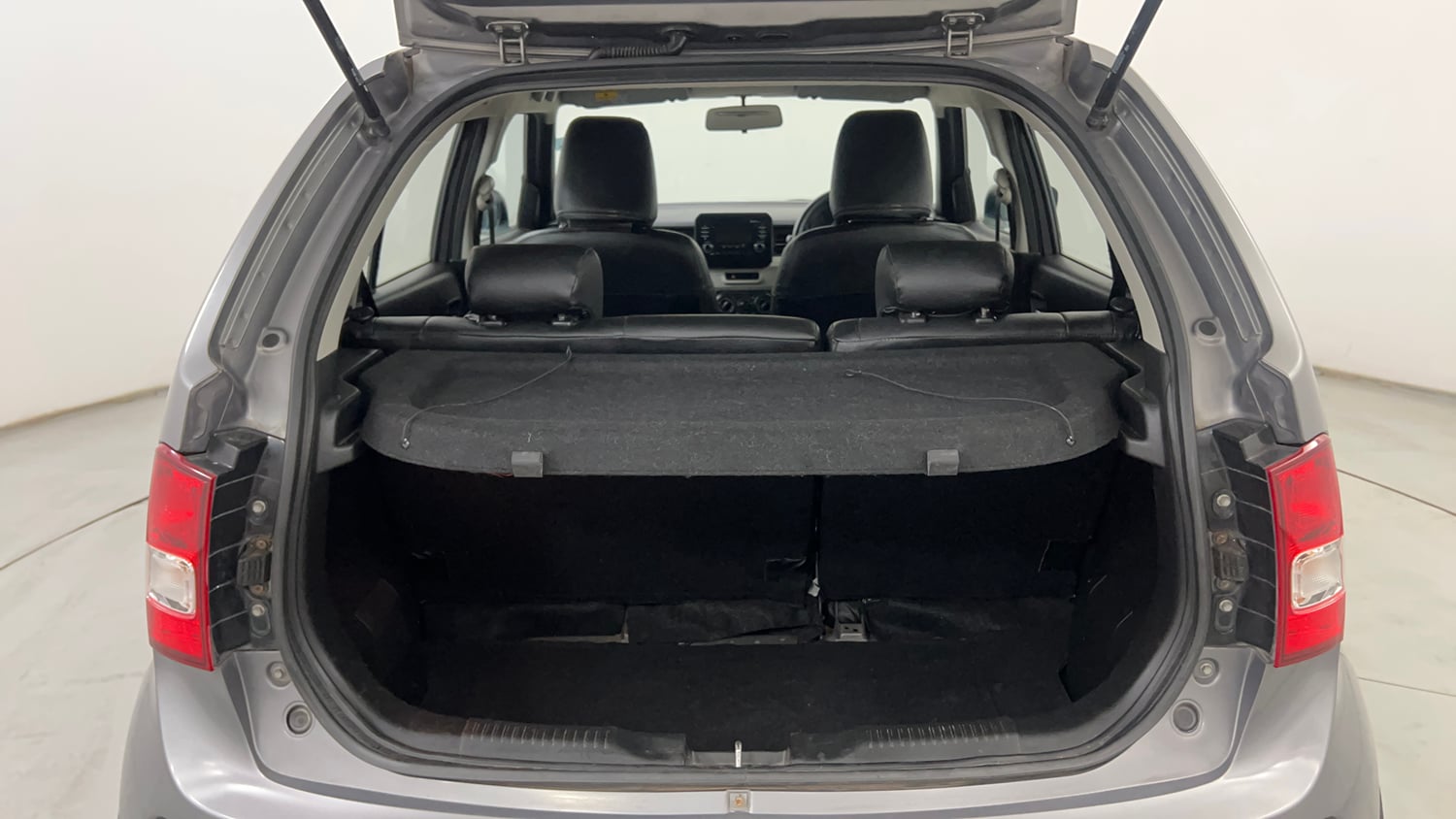Used 2018 Maruti Suzuki Ignis Delta 1.2 AMT Petrol Automatic interior DICKY INSIDE VIEW
