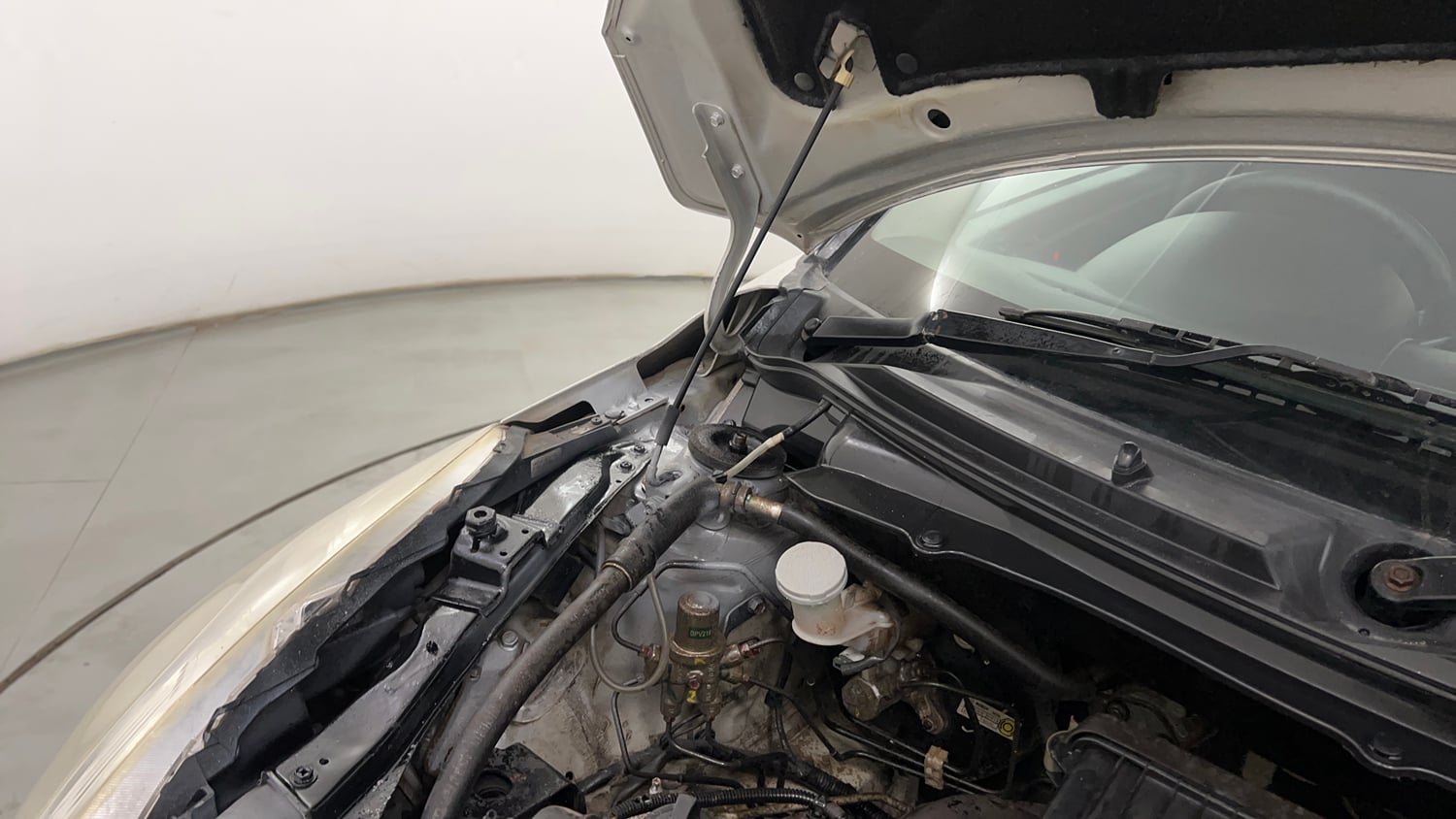 Used 2014 Maruti Suzuki Swift VXi Petrol Manual engine ENGINE RIGHT SIDE HINGE & APRON VIEW