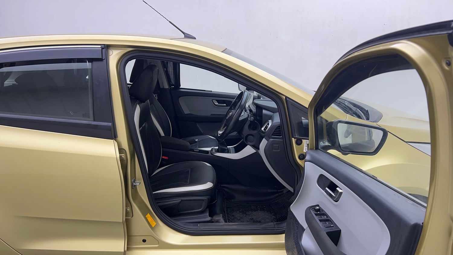 Used 2020 Tata Altroz XZ Petrol Petrol Manual interior RIGHT SIDE FRONT DOOR CABIN VIEW