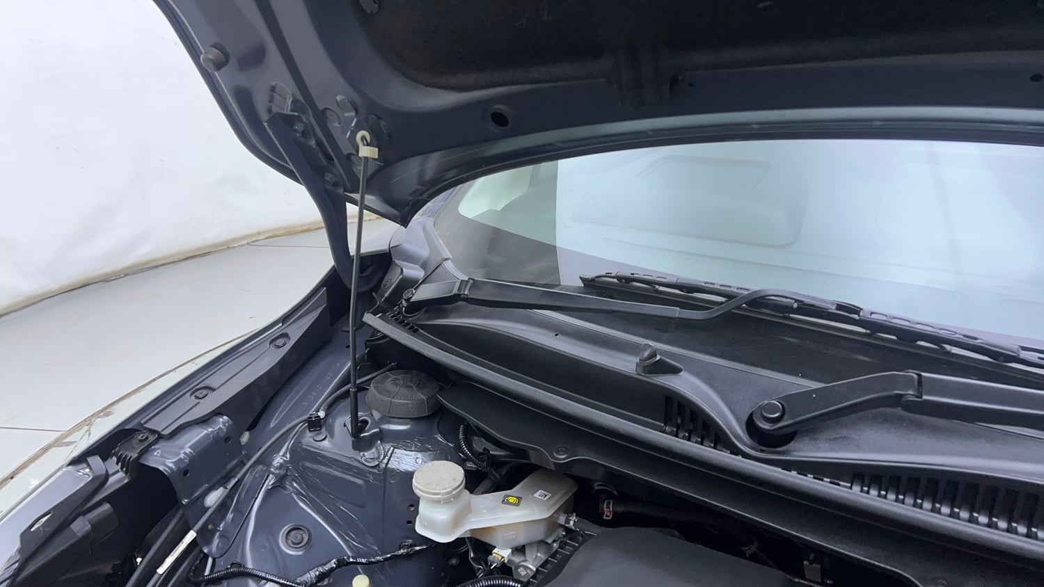 Used 2022 Maruti Suzuki Baleno Alpha MT Petrol Manual engine ENGINE RIGHT SIDE HINGE & APRON VIEW
