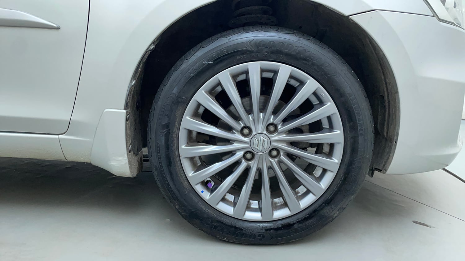 Used 2017 Maruti Suzuki Ciaz ZXi  AT Petrol Automatic tyres RIGHT FRONT TYRE RIM VIEW