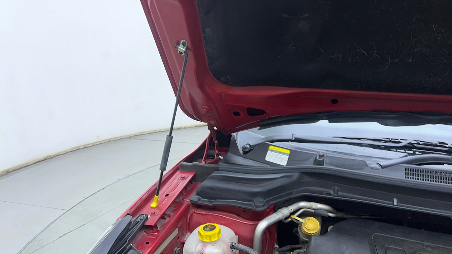 Used 2021 Mahindra XUV 300 W8 (O) 1.2 Petrol AMT Petrol Automatic engine ENGINE RIGHT SIDE HINGE & APRON VIEW