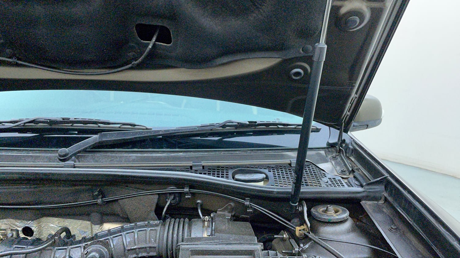 Used 2021 Renault Duster RXZ 1.5 Petrol MT Petrol Manual engine ENGINE LEFT SIDE HINGE & APRON VIEW