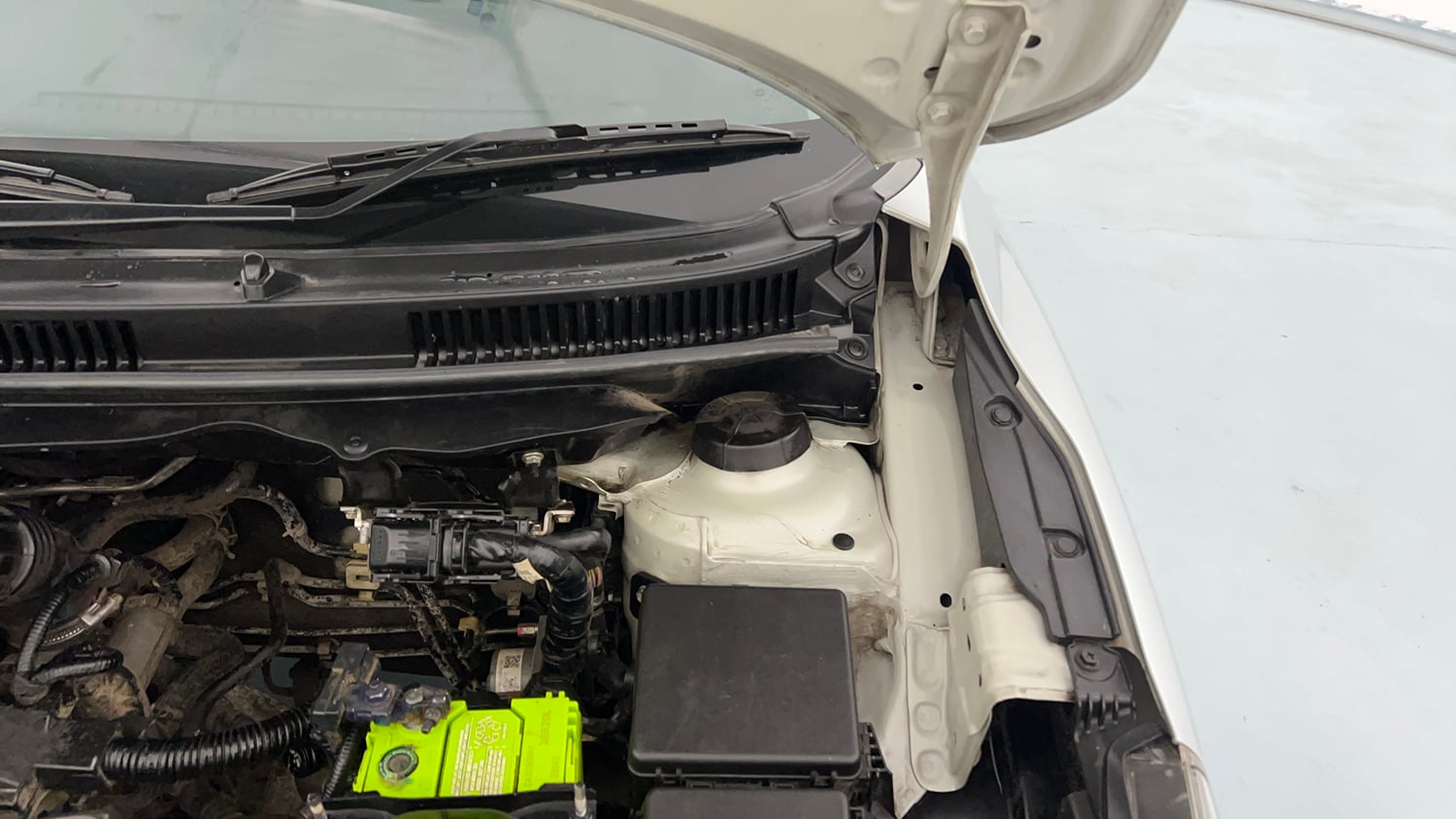 Used 2022 Maruti Suzuki Baleno Zeta MT Petrol Manual engine ENGINE LEFT SIDE HINGE & APRON VIEW