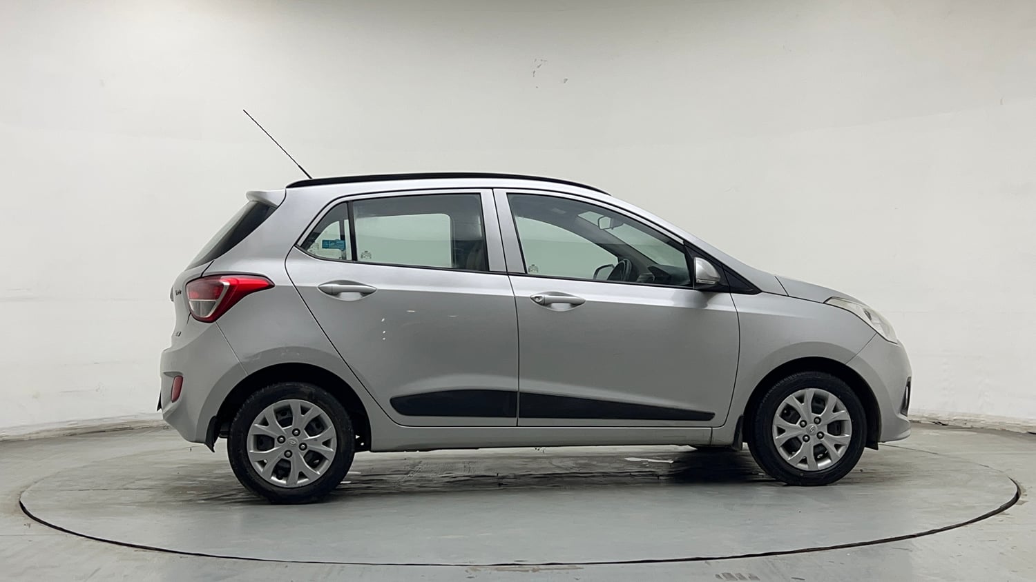 Used 2016 Hyundai Grand i10 Sportz 1.2 Kappa VTVT Petrol Manual exterior RIGHT SIDE VIEW