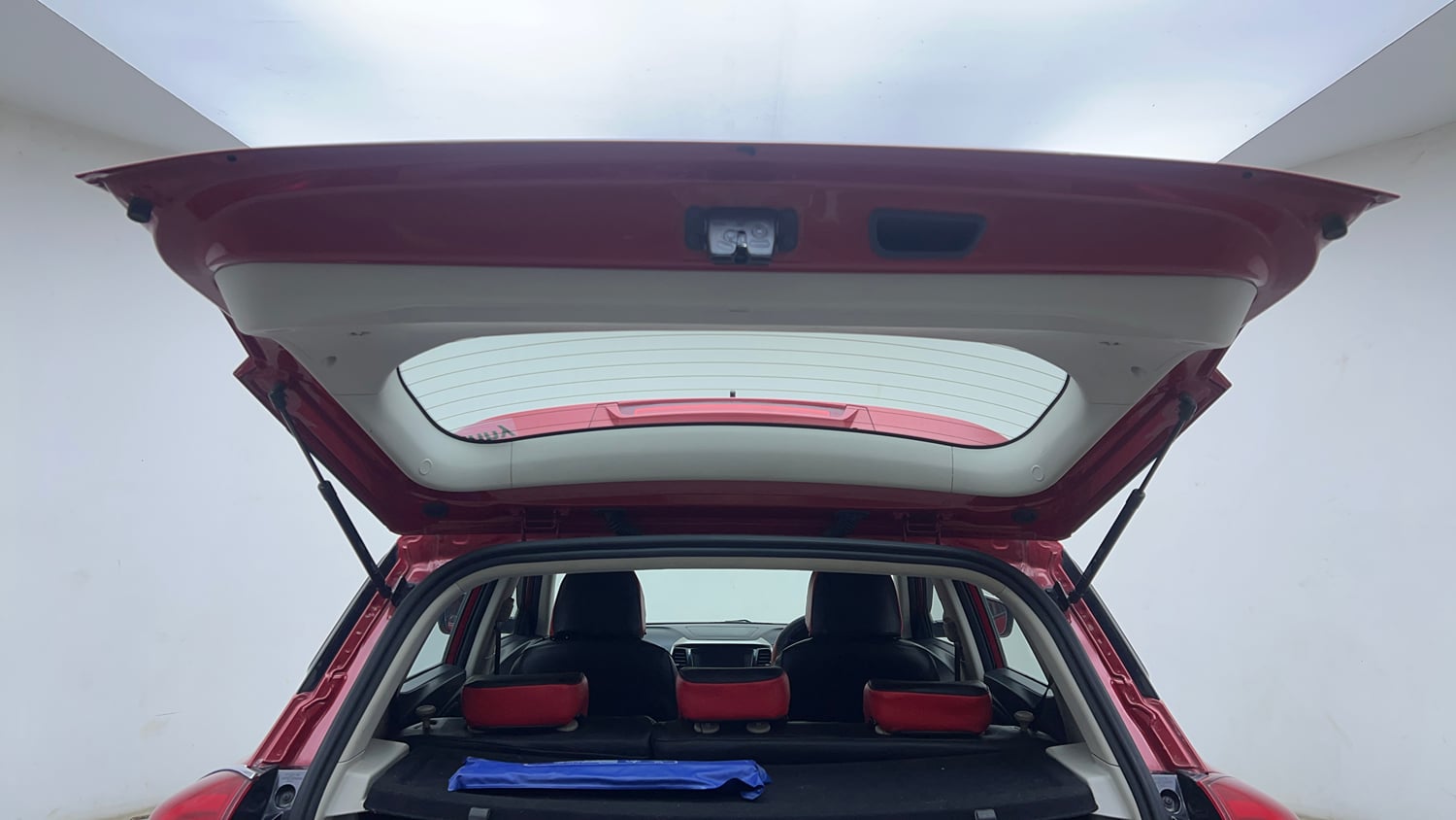 Used 2021 Mahindra XUV 300 W8 (O) 1.2 Petrol AMT Petrol Automatic interior DICKY DOOR OPEN VIEW