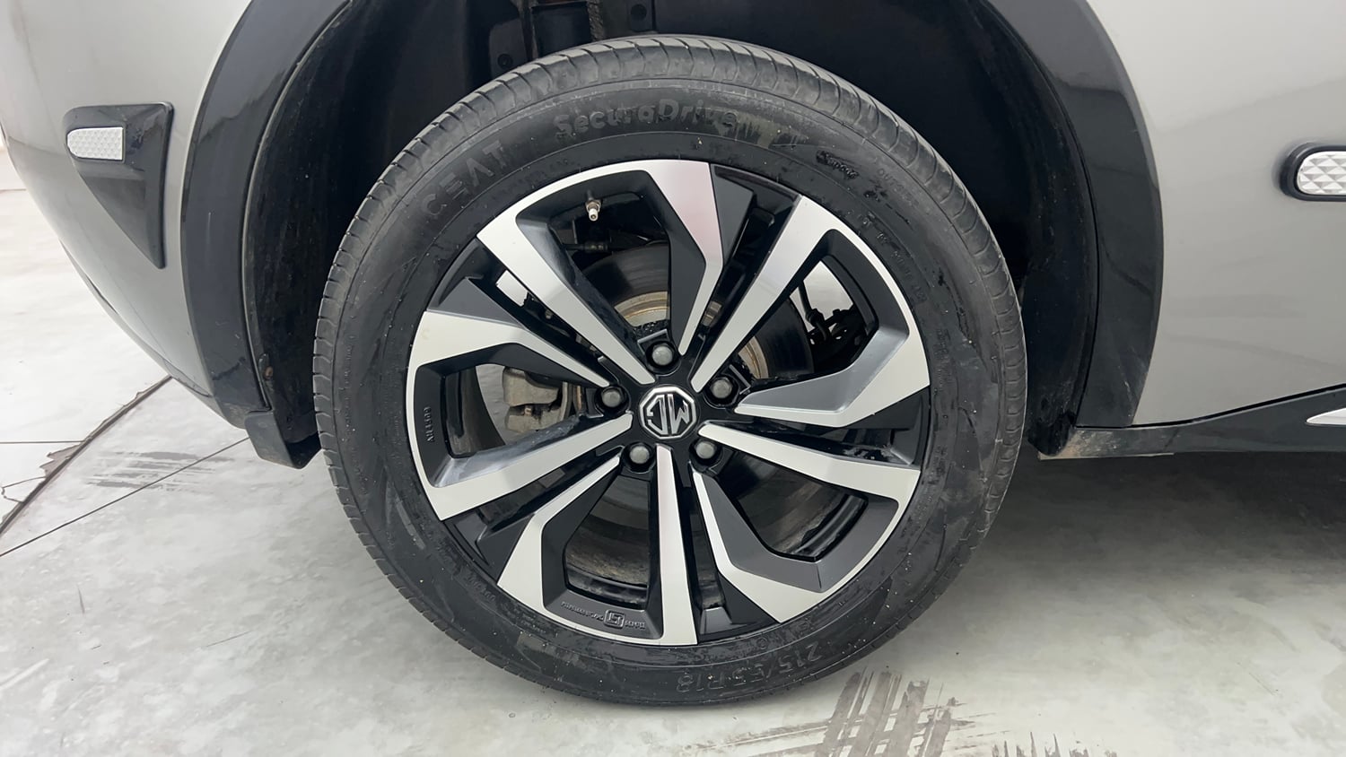 Used 2026 MG Motors Windsor EV Essence Pro Electric Automatic tyres RIGHT REAR TYRE RIM VIEW