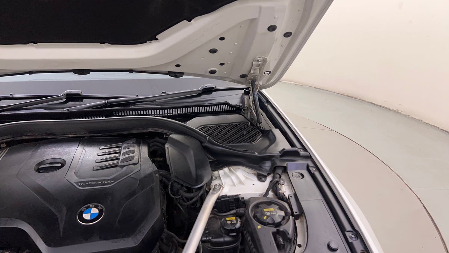 Used 2022 BMW 5 Series Carbon Edition Petrol Automatic engine ENGINE LEFT SIDE HINGE & APRON VIEW