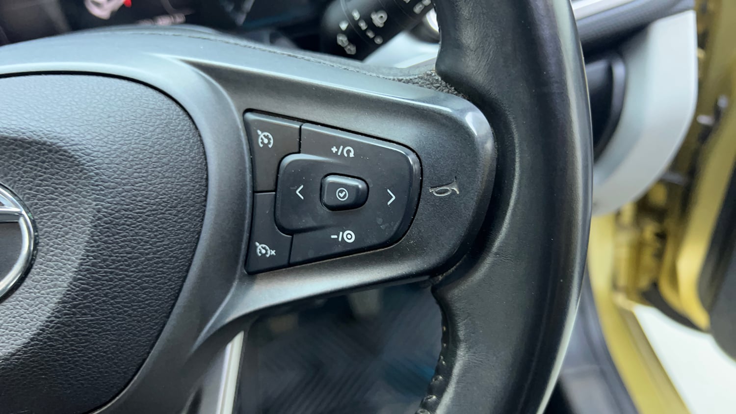 Used 2020 Tata Altroz XZ Petrol Petrol Manual top_features Cruise control