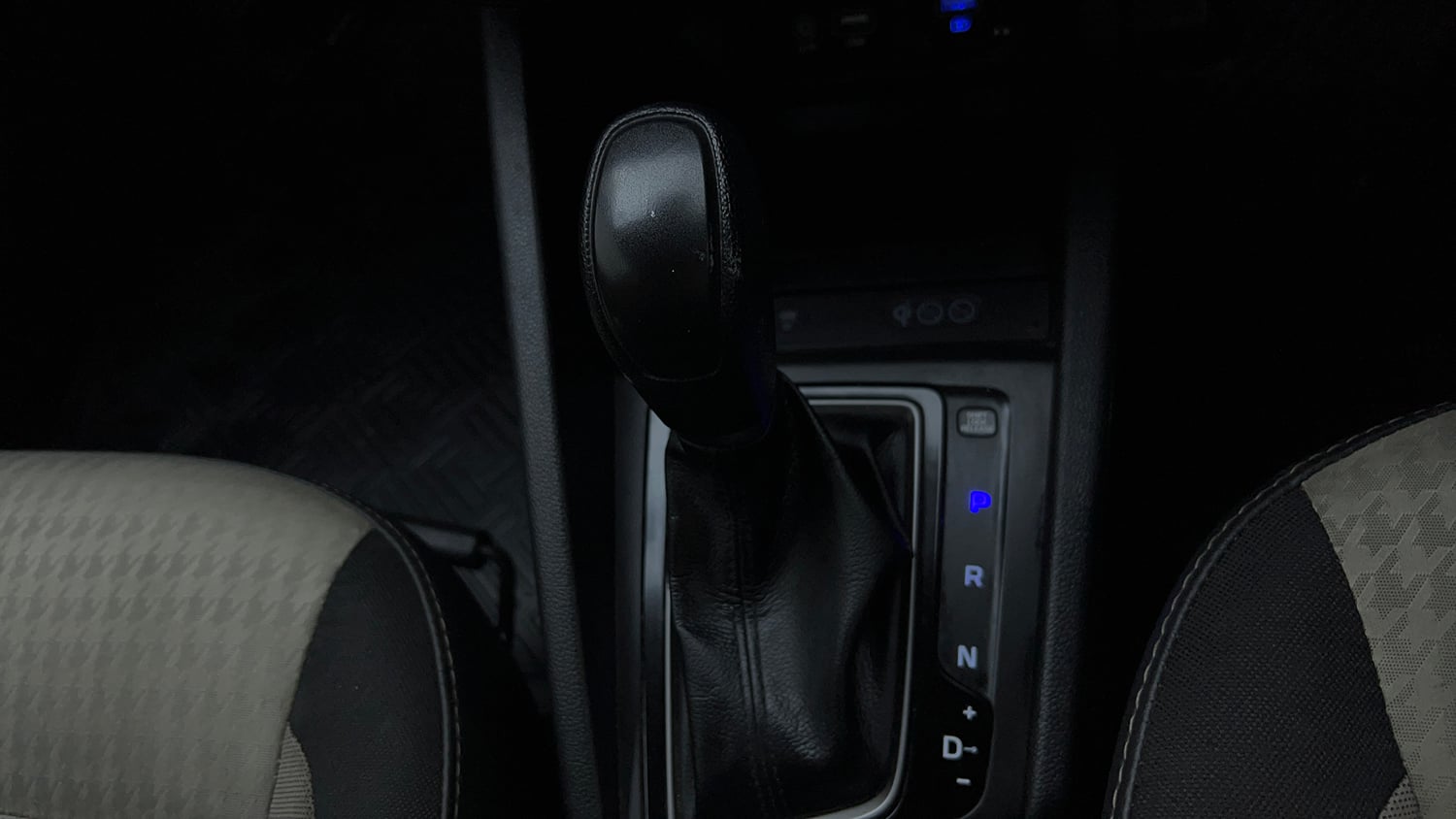Used 2019 Hyundai Elite i20 Sportz Plus 1.2 CVT Petrol Automatic interior GEAR  KNOB VIEW