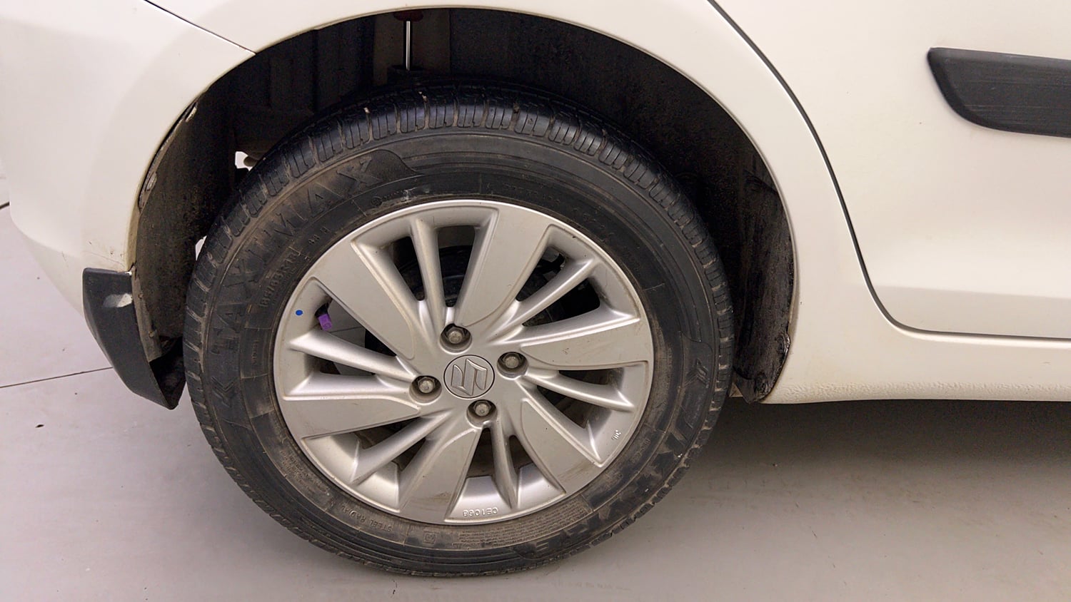 Used 2016 Maruti Suzuki Swift ZXi Petrol Manual tyres RIGHT REAR TYRE RIM VIEW