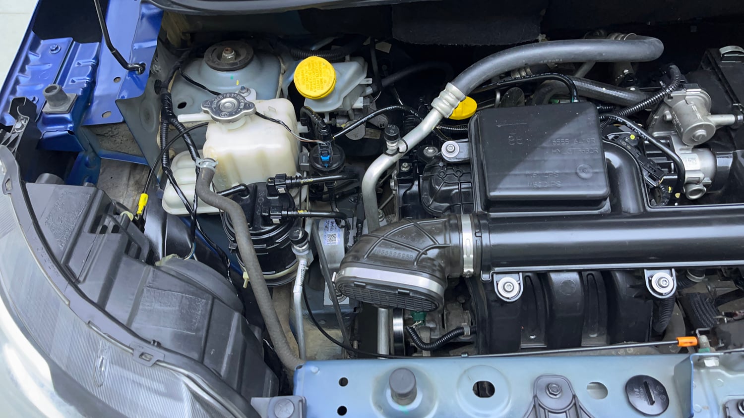 Used 2022 Renault Triber RXZ Dual Tone Petrol Manual engine ENGINE RIGHT SIDE VIEW