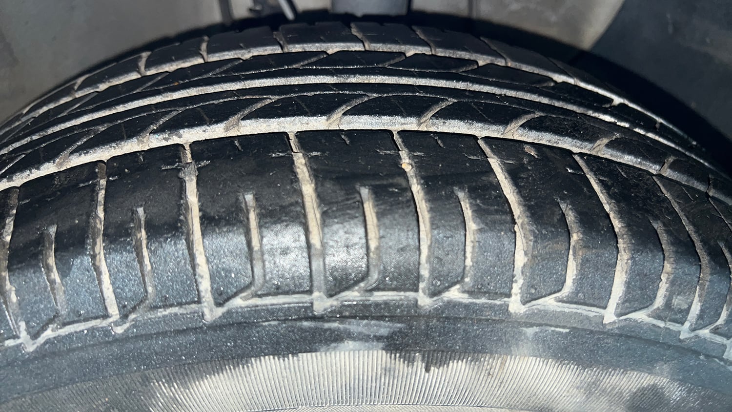 Used 2019 Hyundai Elite i20 Sportz Plus 1.2 CVT Petrol Automatic tyres RIGHT FRONT TYRE TREAD VIEW