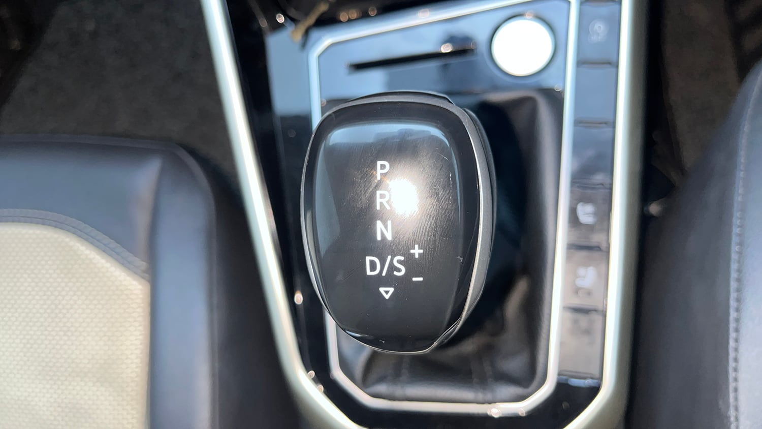 Used 2023 Volkswagen Virtus Topline 1.0 TSI AT Petrol Automatic interior GEAR  KNOB VIEW