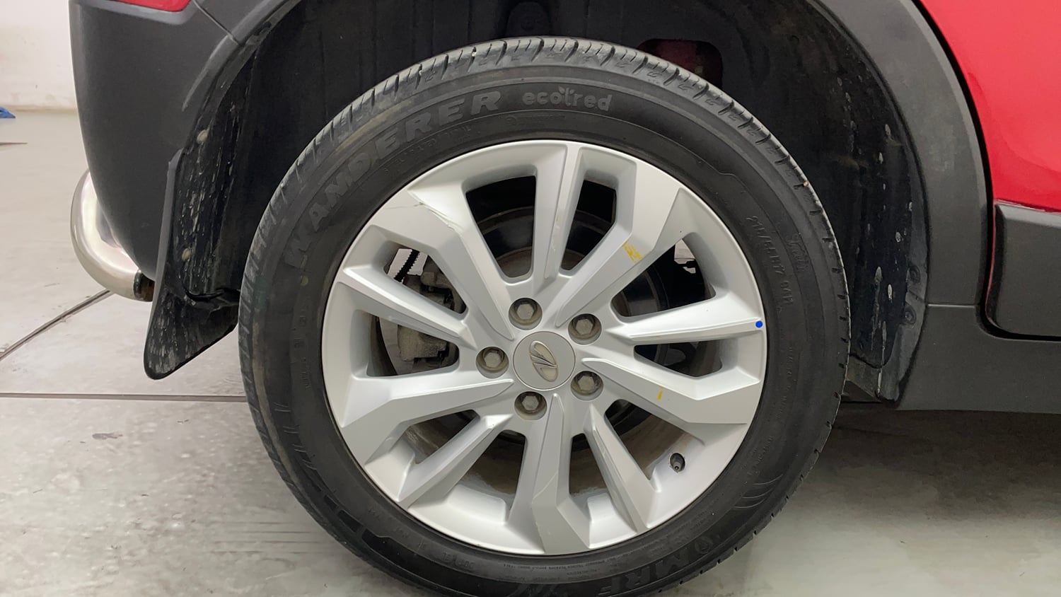 Used 2021 Mahindra XUV 300 W8 1.2 Petrol Petrol Manual tyres RIGHT REAR TYRE RIM VIEW