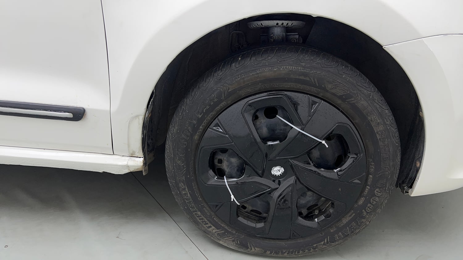 Used 2014 Volkswagen Polo Comfortline 1.2L (P) Petrol Manual tyres RIGHT FRONT TYRE RIM VIEW
