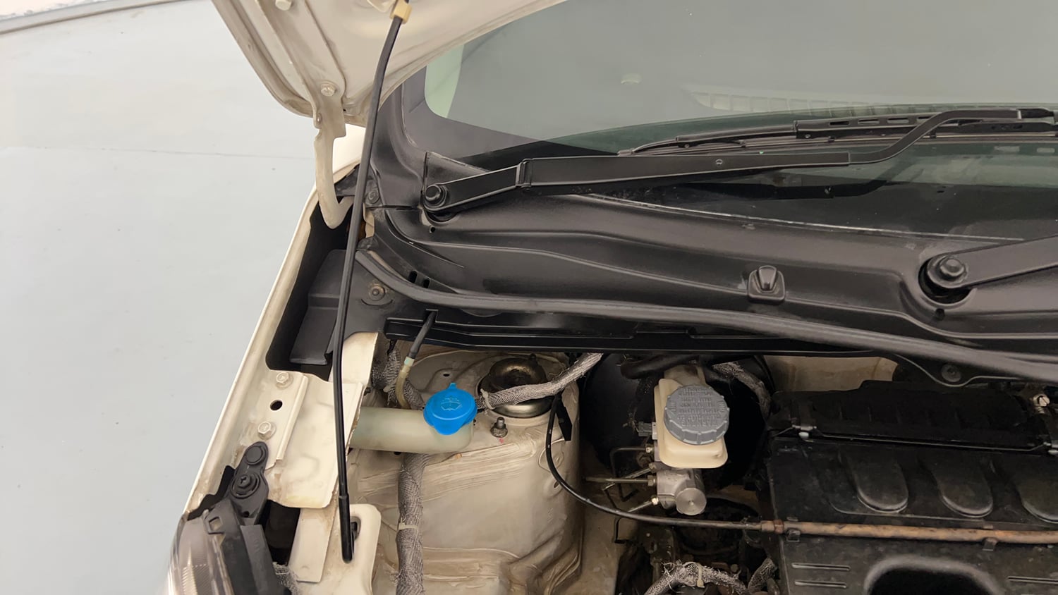 Used 2016 Maruti Suzuki Wagon R VXI Petrol Manual engine ENGINE RIGHT SIDE HINGE & APRON VIEW