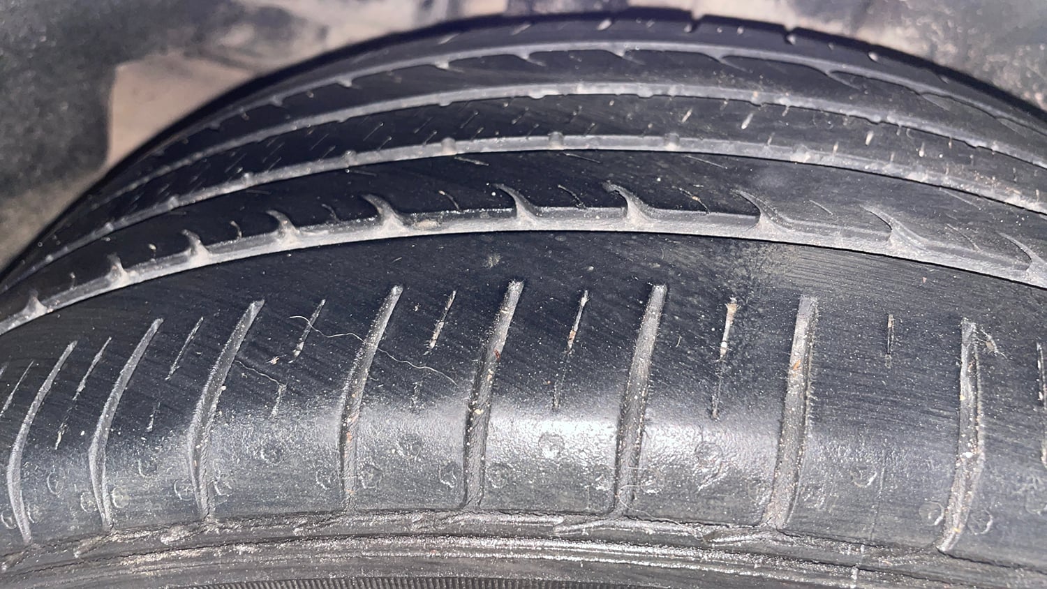 Used 2017 Maruti Suzuki Ciaz ZXi  AT Petrol Automatic tyres RIGHT REAR TYRE TREAD VIEW