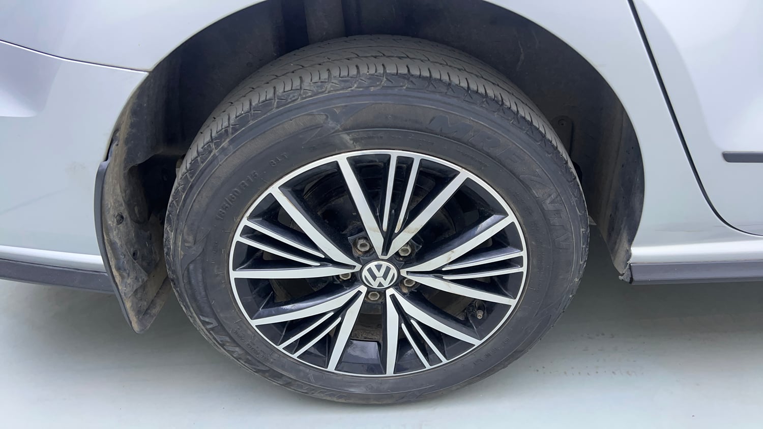 Used 2022 Volkswagen Vento Highline 1.0L TSI Petrol Manual tyres RIGHT REAR TYRE RIM VIEW