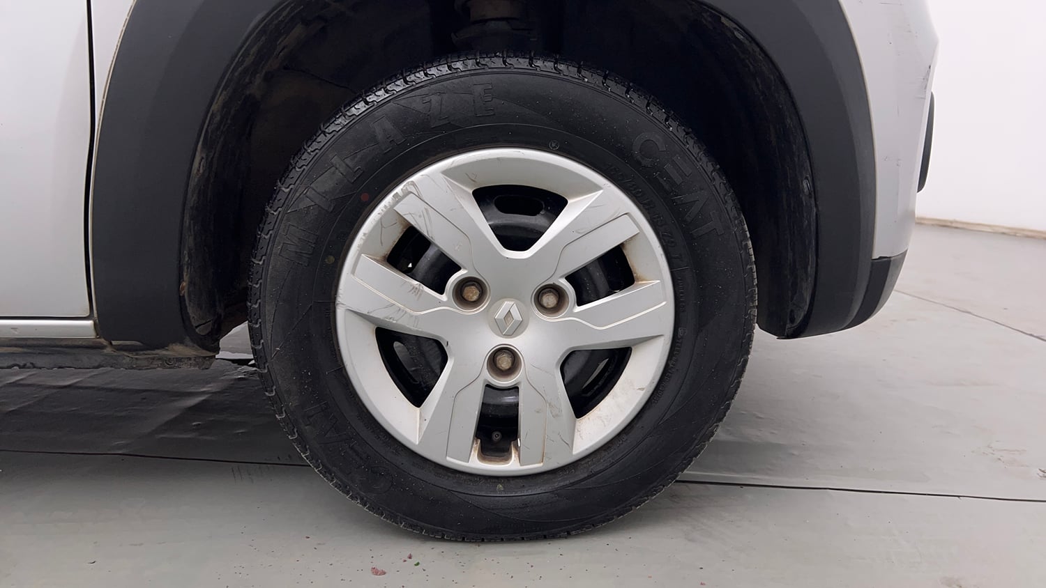 Used 2016 Renault Kwid RXT Petrol Manual tyres RIGHT FRONT TYRE RIM VIEW