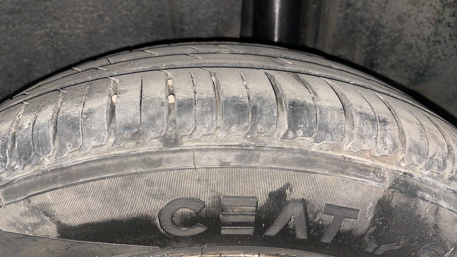 Used 2016 Maruti Suzuki Ertiga VXI AT Petrol Automatic tyres LEFT REAR TYRE TREAD VIEW