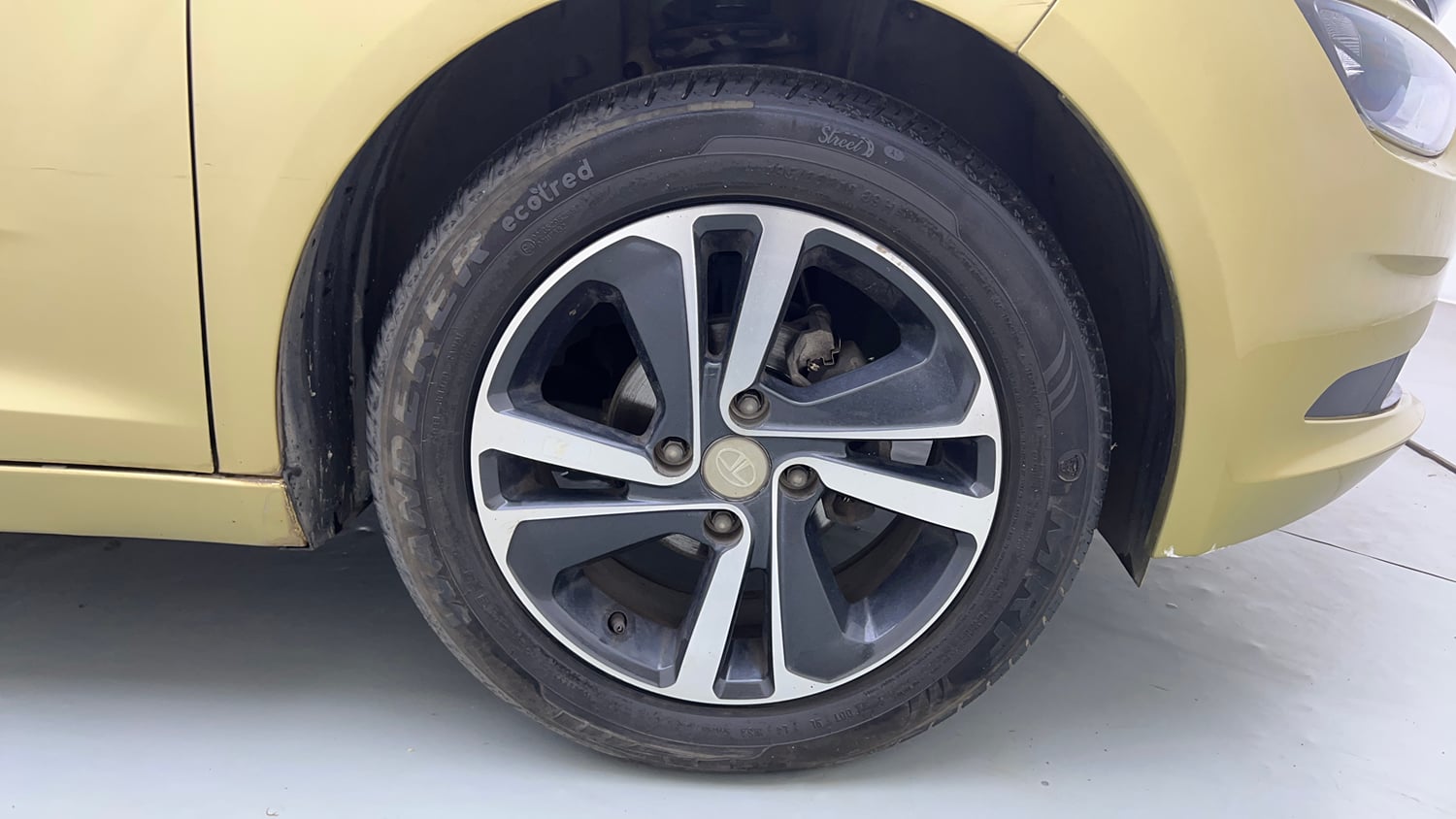 Used 2020 Tata Altroz XZ Petrol Petrol Manual tyres RIGHT FRONT TYRE RIM VIEW